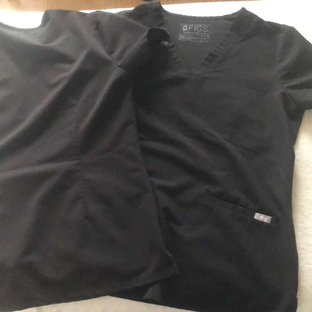 Figs 3 Pocket Scrub Top Set